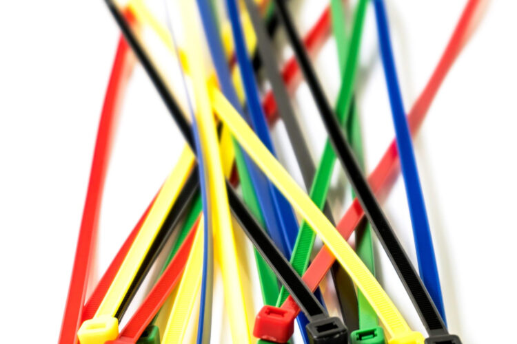 Znaczenie profesjonalnych klejów i materiałów montażowych w branży meblarskiej